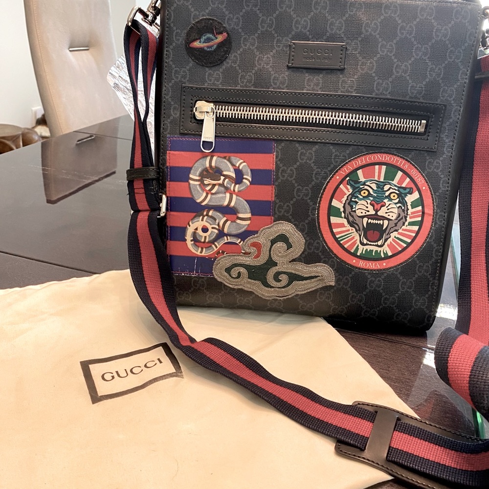 Gucci night courrier zip messenger GG supreme